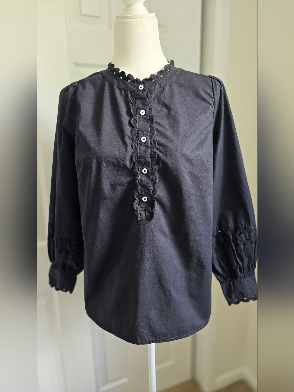Talbots Black Scallop Detail Poplin Top Sz. MP